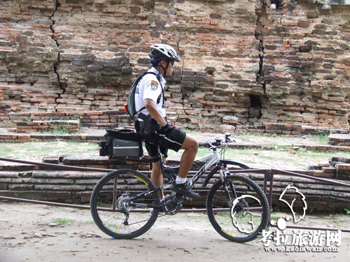 泰國騎自行車的警察